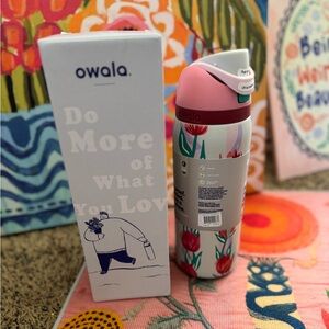 Owala x Urban Outfitters 32oz FreeSip Tulip Bouquet Bottle Exclusive